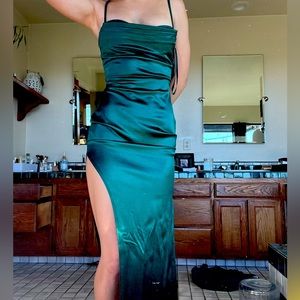 Windsor dress! Worn once and in great condition. It is a very elegant dress.❤️